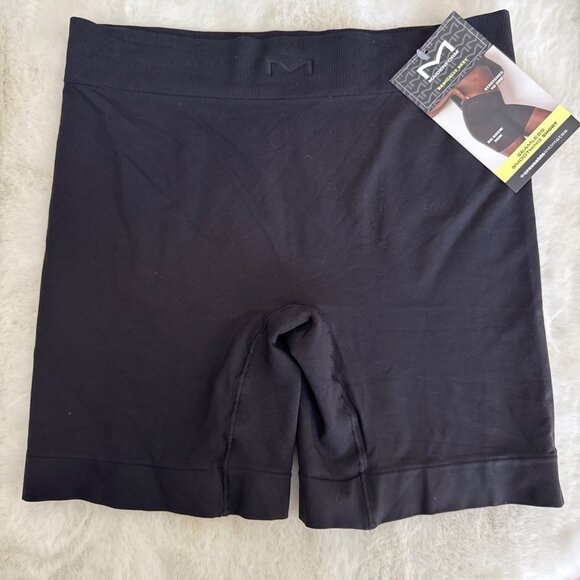 Maidenform size Medium Shapewear Seamless Smoothing Light Shaping Shorts NEW - Picture 2 of 4